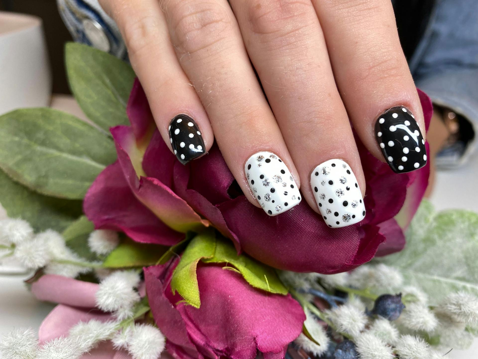 sqaure shape/ Polka Dots  on natural nails
