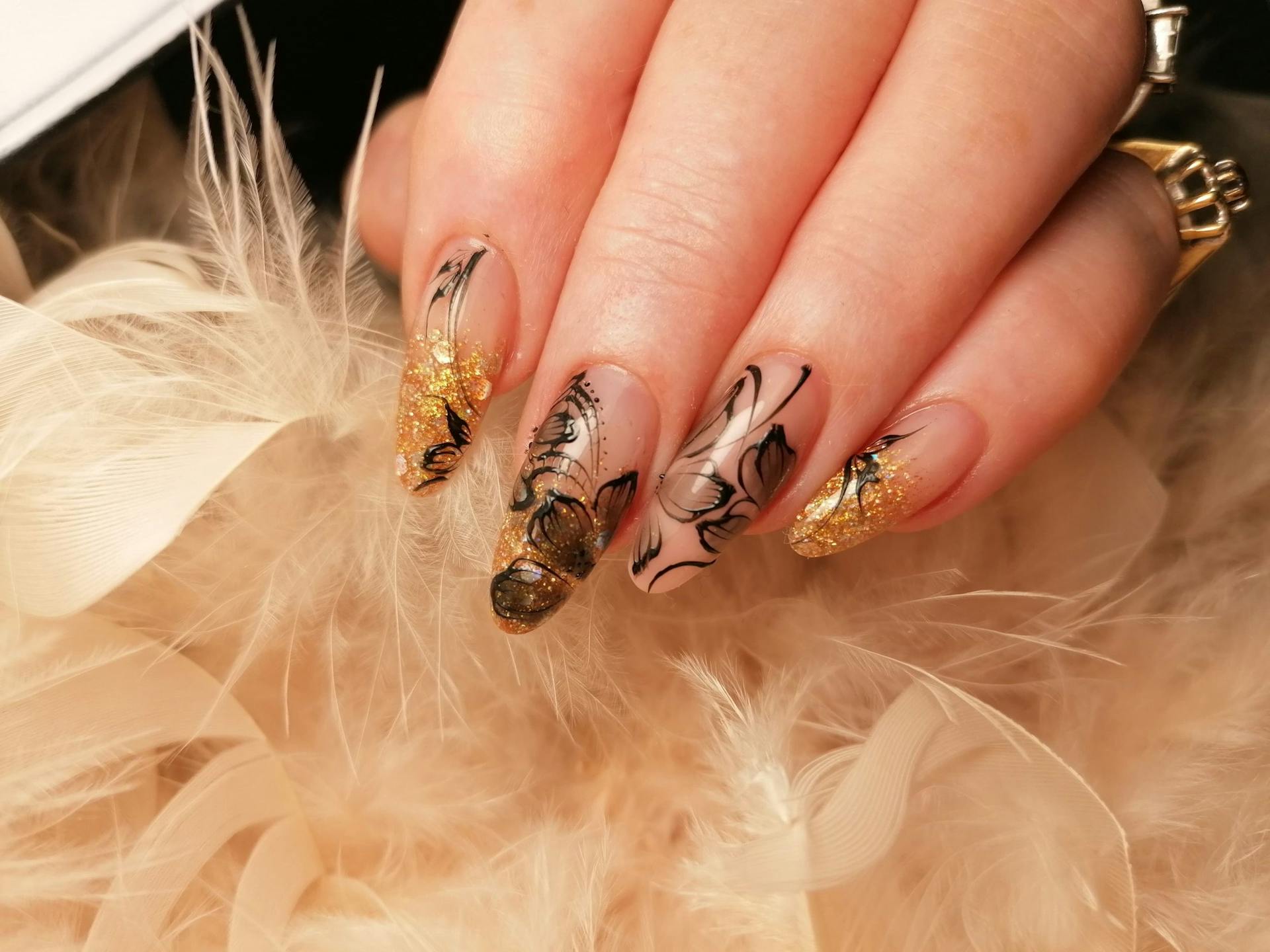 almond nails /abstract black desing 